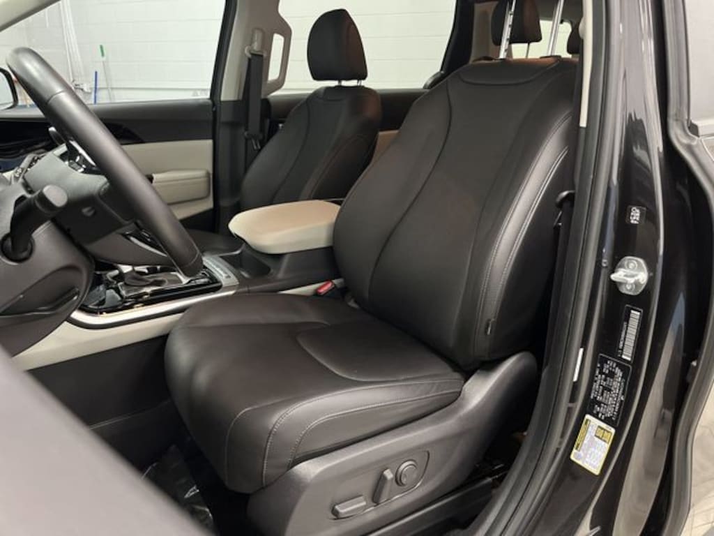 Used 2024 Kia Carnival EX Minivan/Van