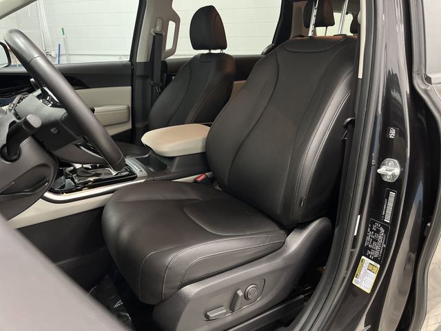 2024 Kia Carnival EX photo 3