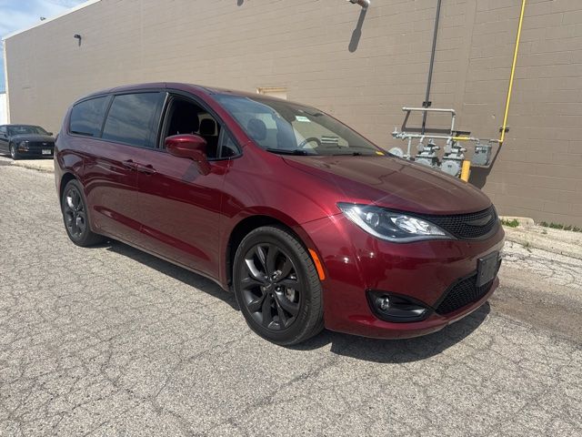 2019 Chrysler Pacifica Touring Plus's photo