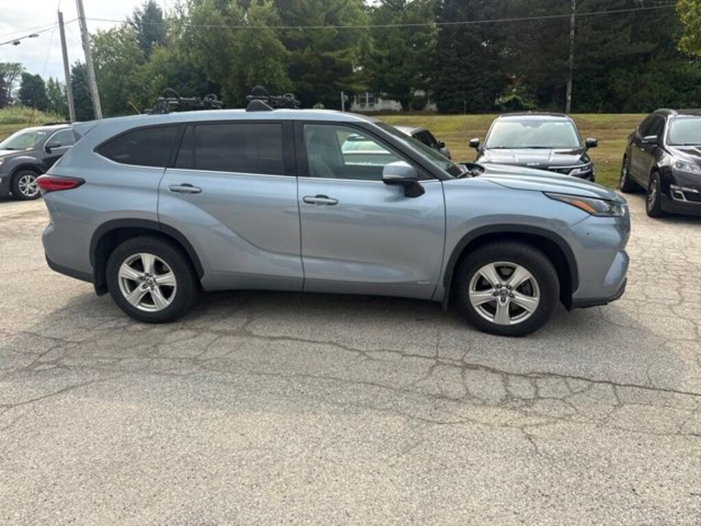 Used 2022 Toyota Highlander Hybrid LE SUV