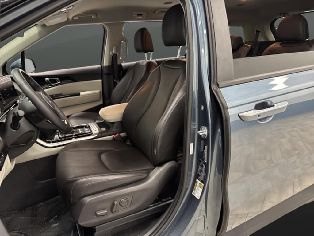 Used 2024 Kia Carnival EX Minivan/Van