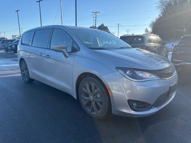 2020 Chrysler Pacifica Touring's photo