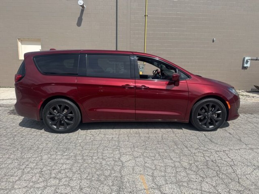 Used 2019 Chrysler Pacifica Touring Plus Minivan/Van