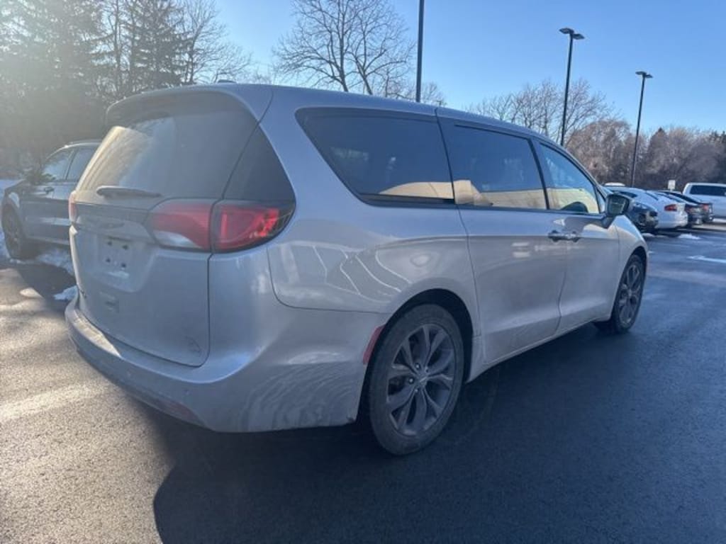 Used 2020 Chrysler Pacifica Touring Minivan/Van