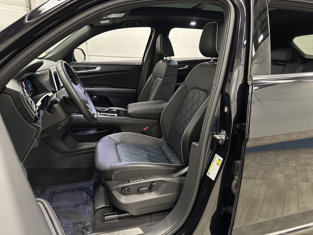 2024 Volkswagen Atlas Cross Sport SEL Premium R-Line photo 2