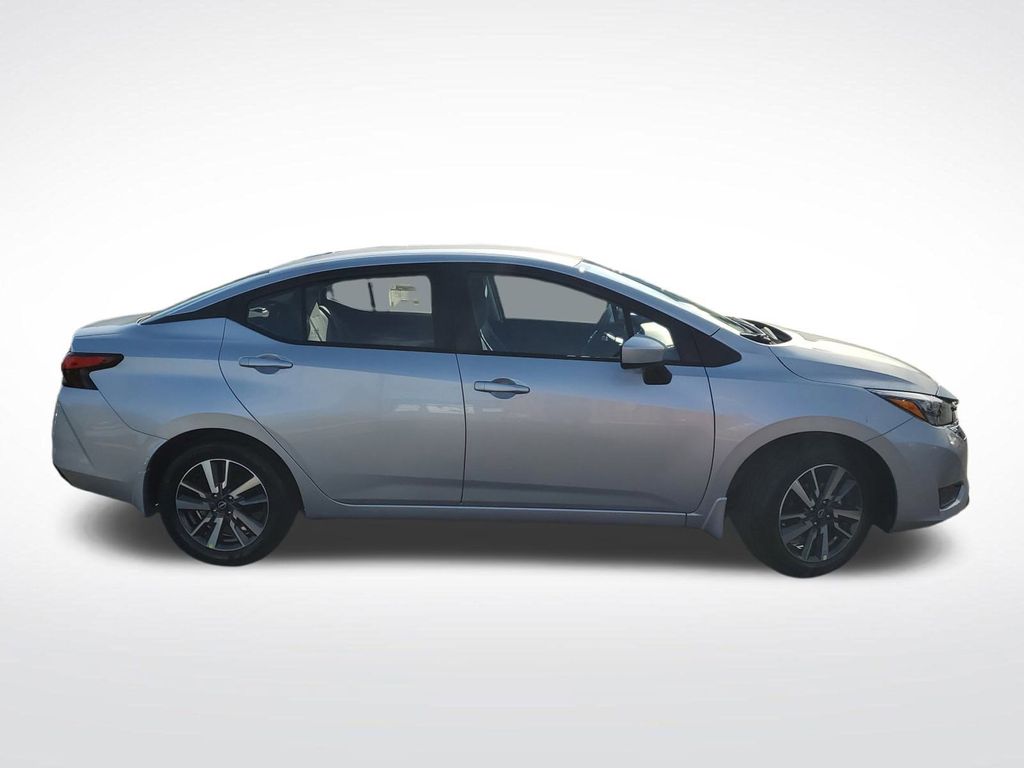 2025 Nissan Versa 1.6 SV photo 2