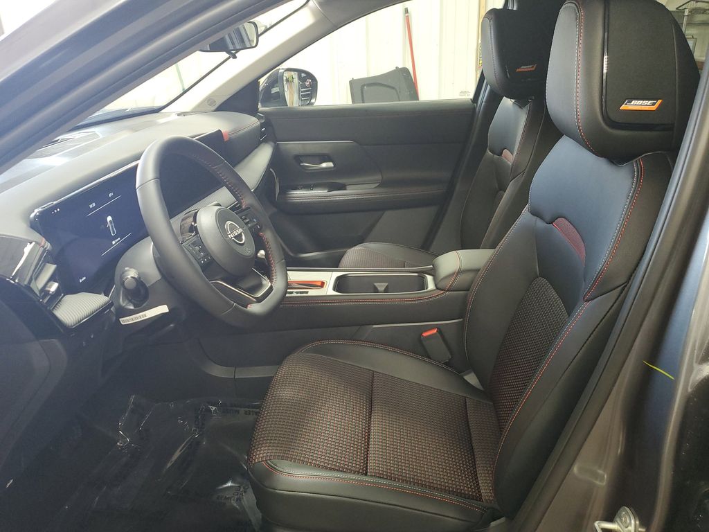 2026 Nissan Kicks SR photo 4