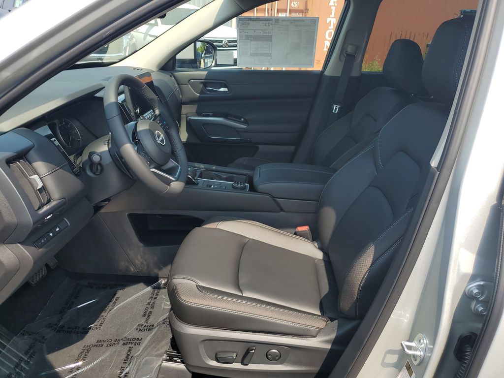 2025 Nissan Pathfinder SL photo 3