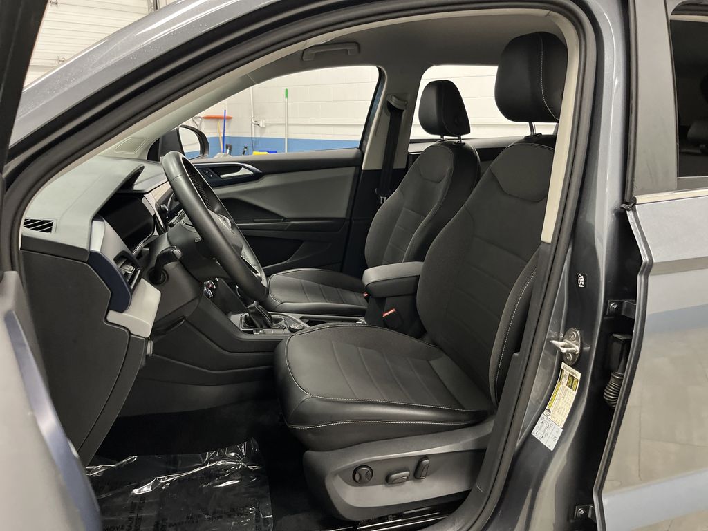 2022 Volkswagen Taos SE photo 3