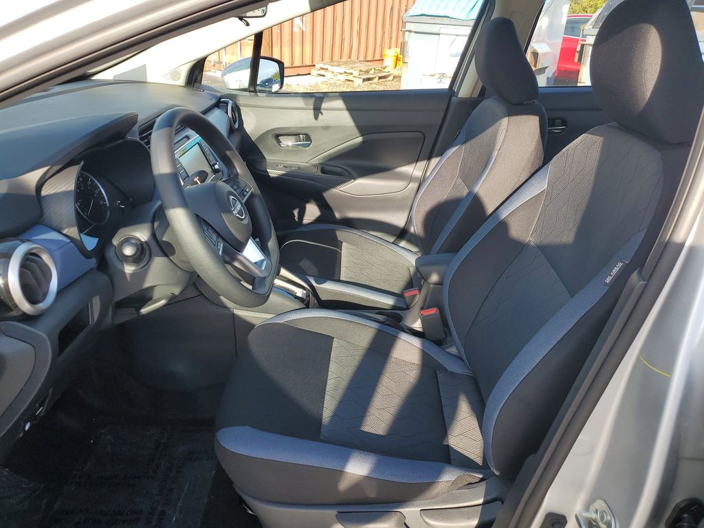 2025 Nissan Versa 1.6 SV photo 4