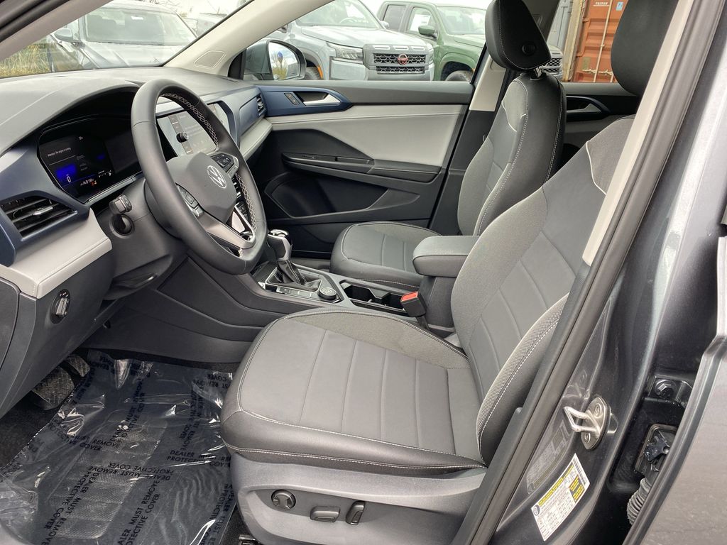 2024 Volkswagen Taos SE photo 3