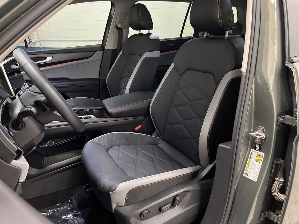 2024 Volkswagen Atlas Peak Edition SE photo 3