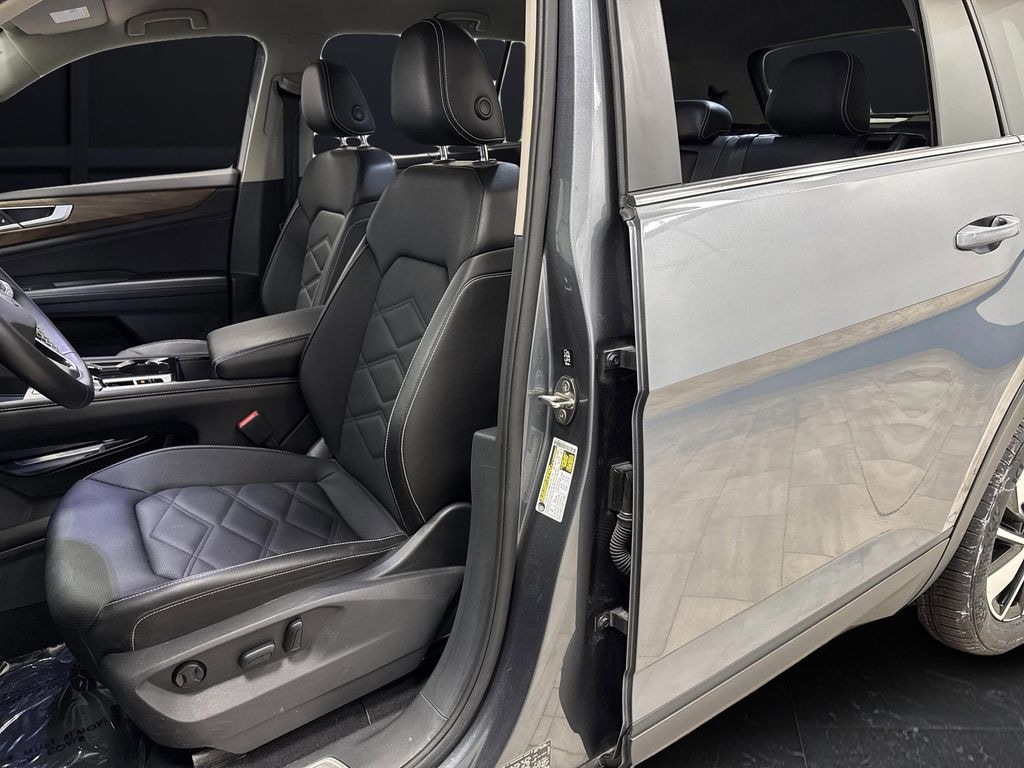 Used 2025 Volkswagen Atlas 2.0T SE w/Technology SUV