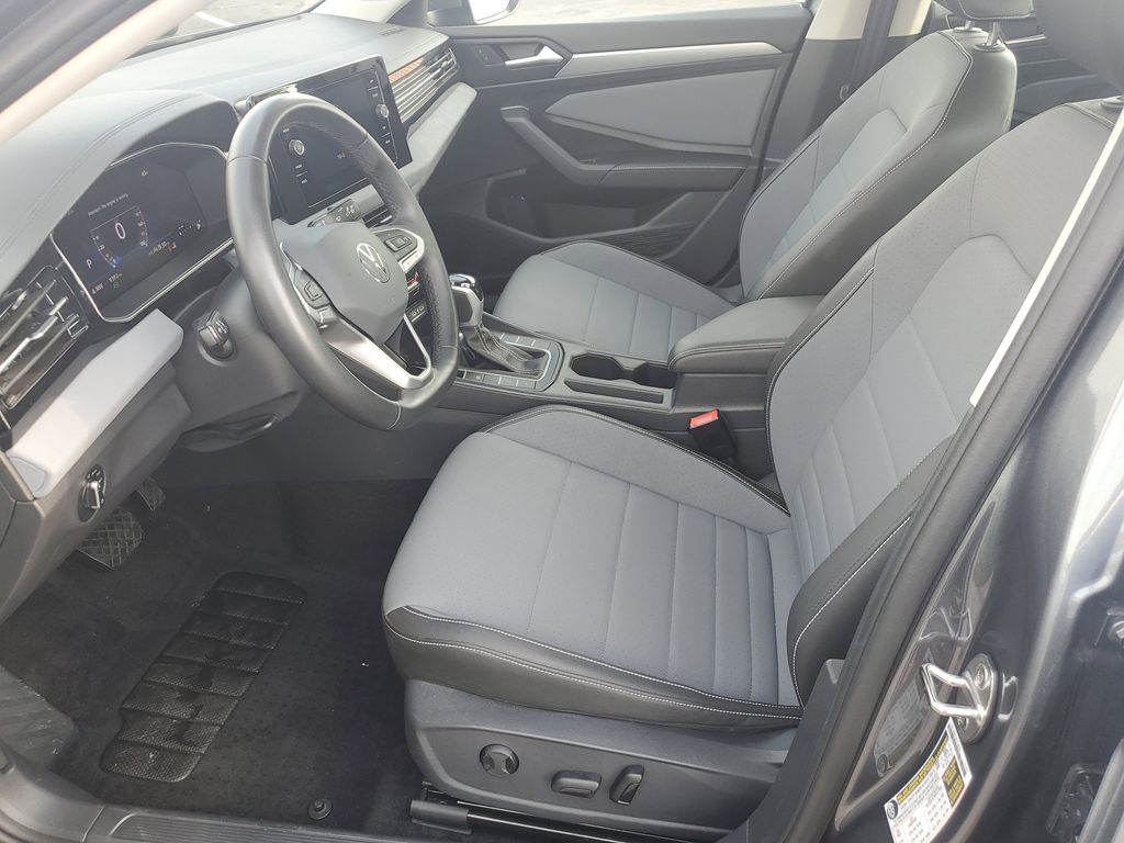 2025 Volkswagen Jetta 1.5T SE photo 3
