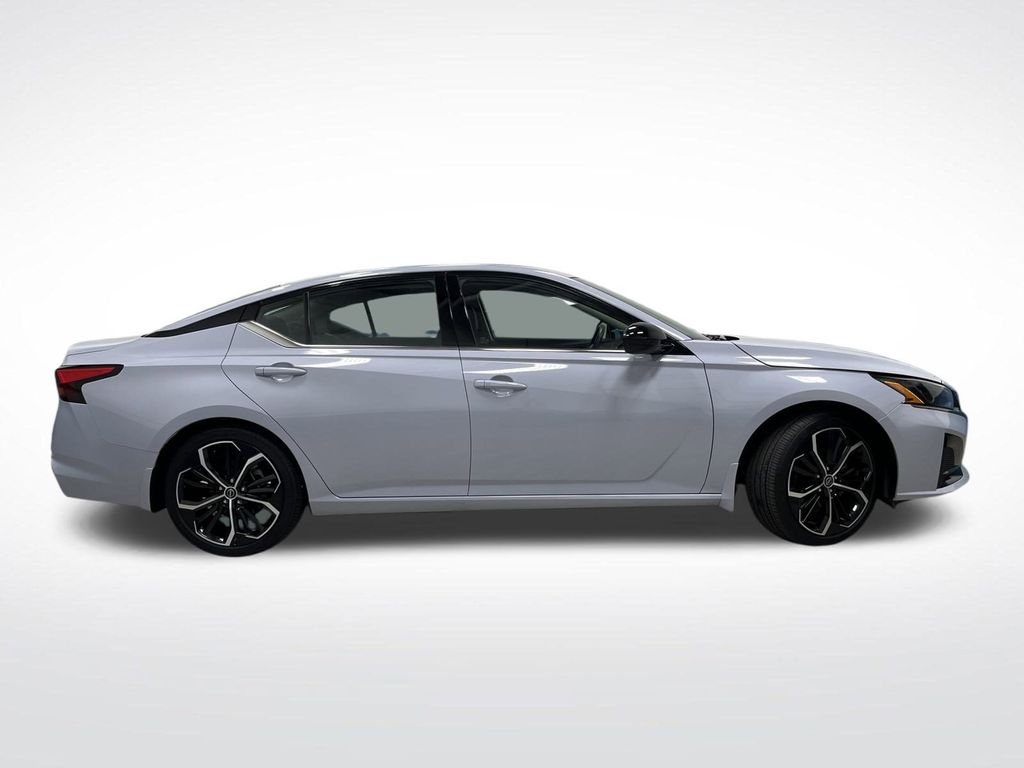 2024 Nissan Altima 2.5 SR photo 2