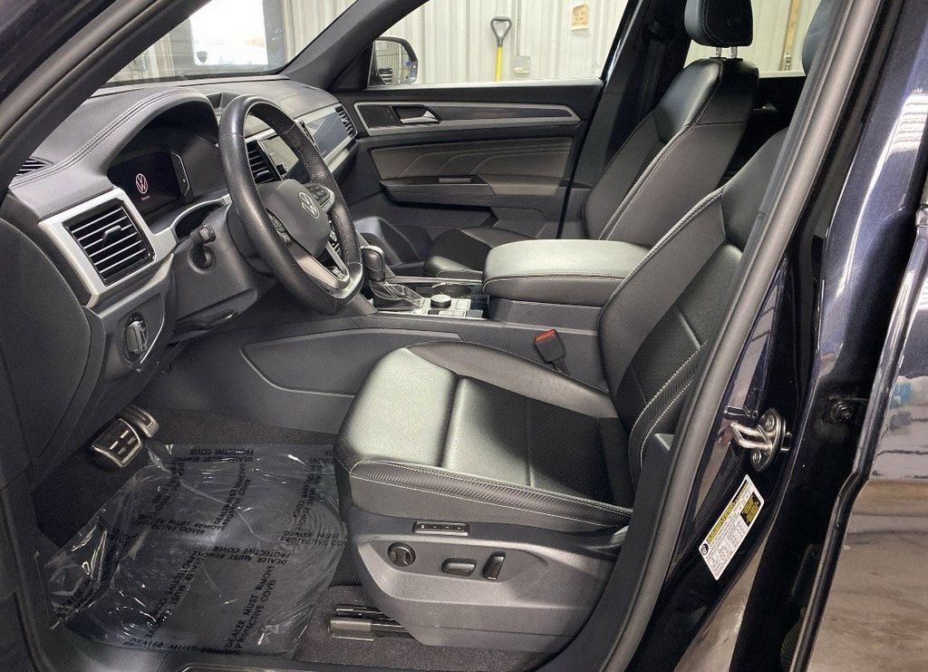 2023 Volkswagen Atlas Cross Sport V6 SEL R-Line photo 4