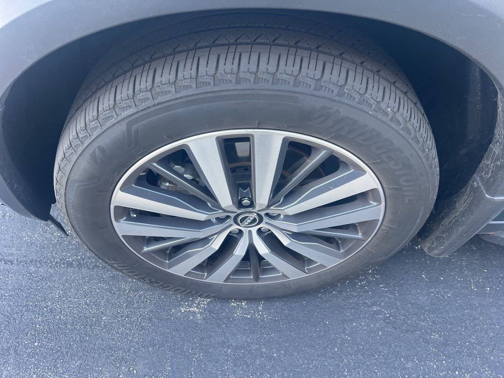 2022 Nissan Pathfinder Platinum photo 2