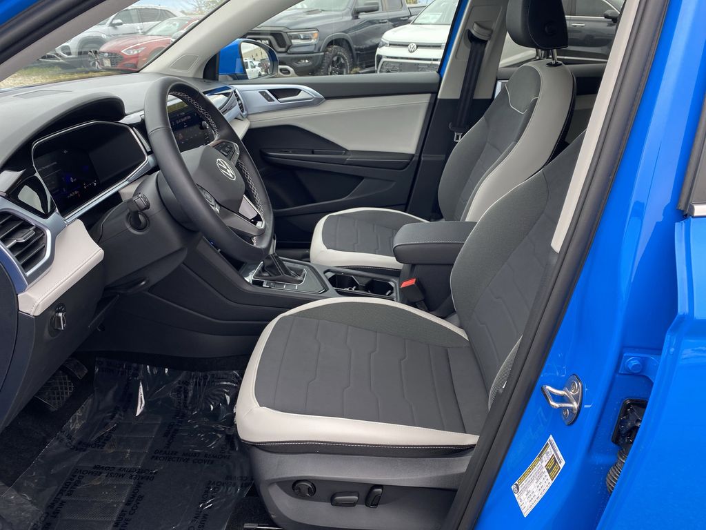 2025 Volkswagen Taos SE photo 4
