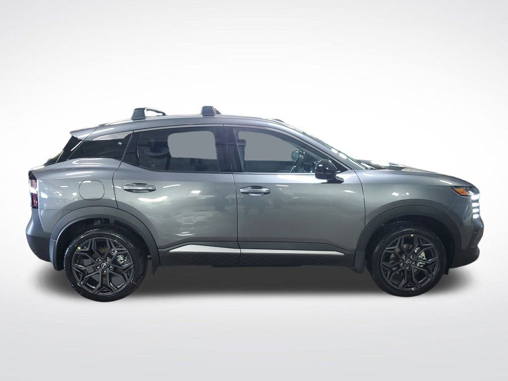 2026 Nissan Kicks SR photo 2