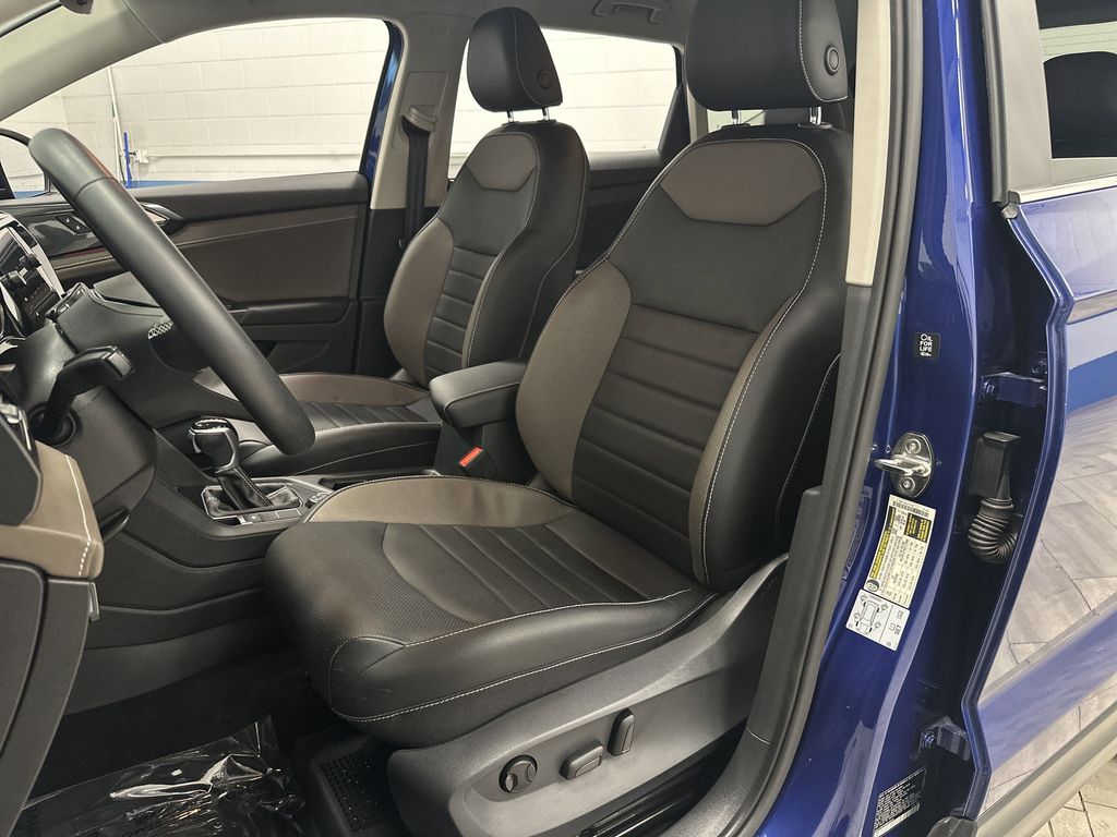 2022 Volkswagen Taos SEL photo 3