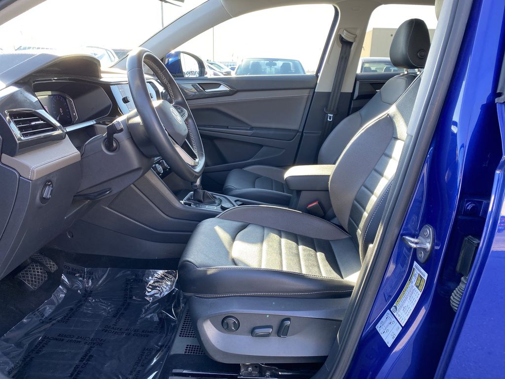 2022 Volkswagen Taos SEL photo 4