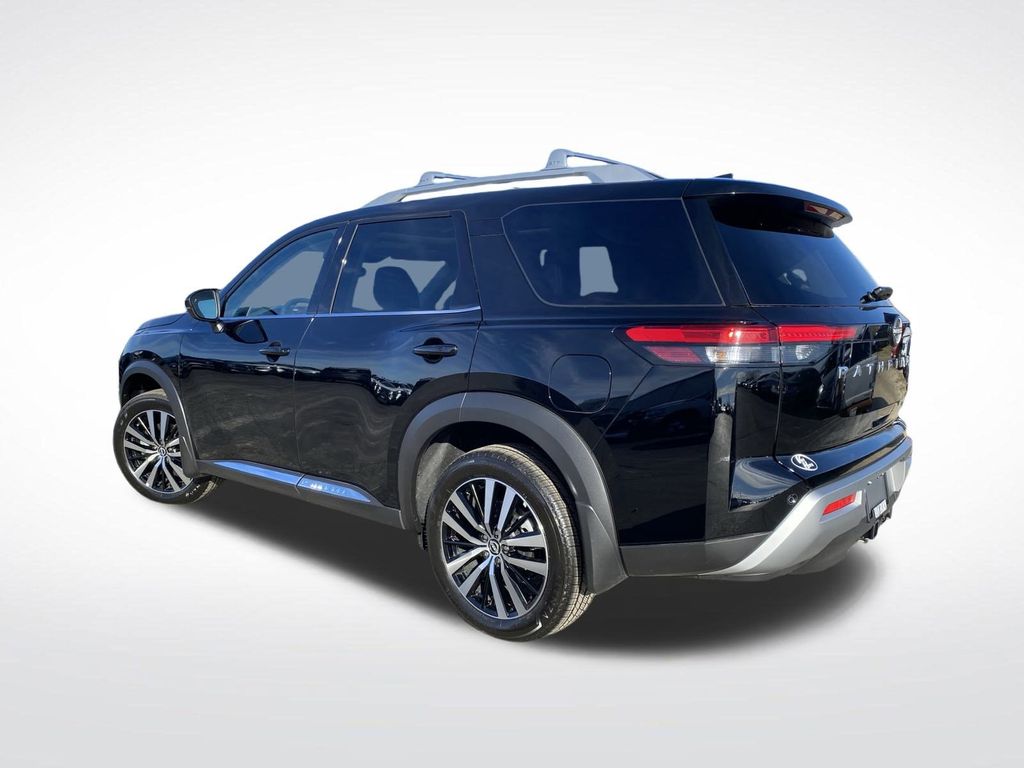 2025 Nissan Pathfinder Platinum photo 3