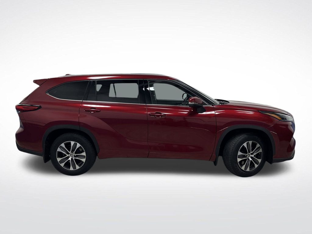 2021 Toyota Highlander XLE photo 2