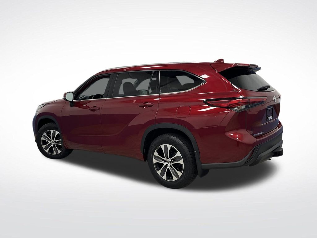 2021 Toyota Highlander XLE photo 3