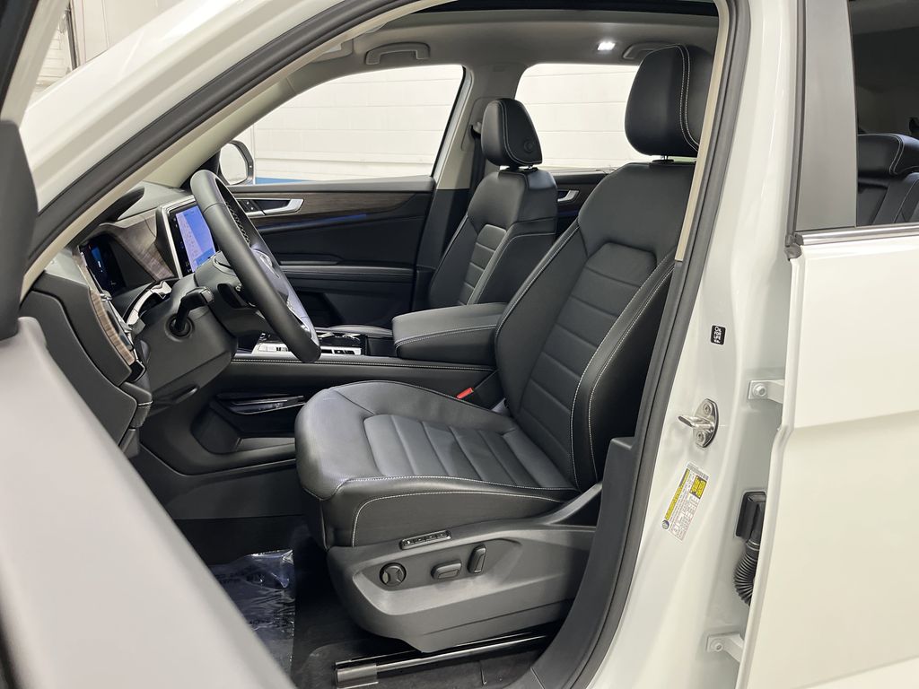 2025 Volkswagen Atlas SEL photo 4
