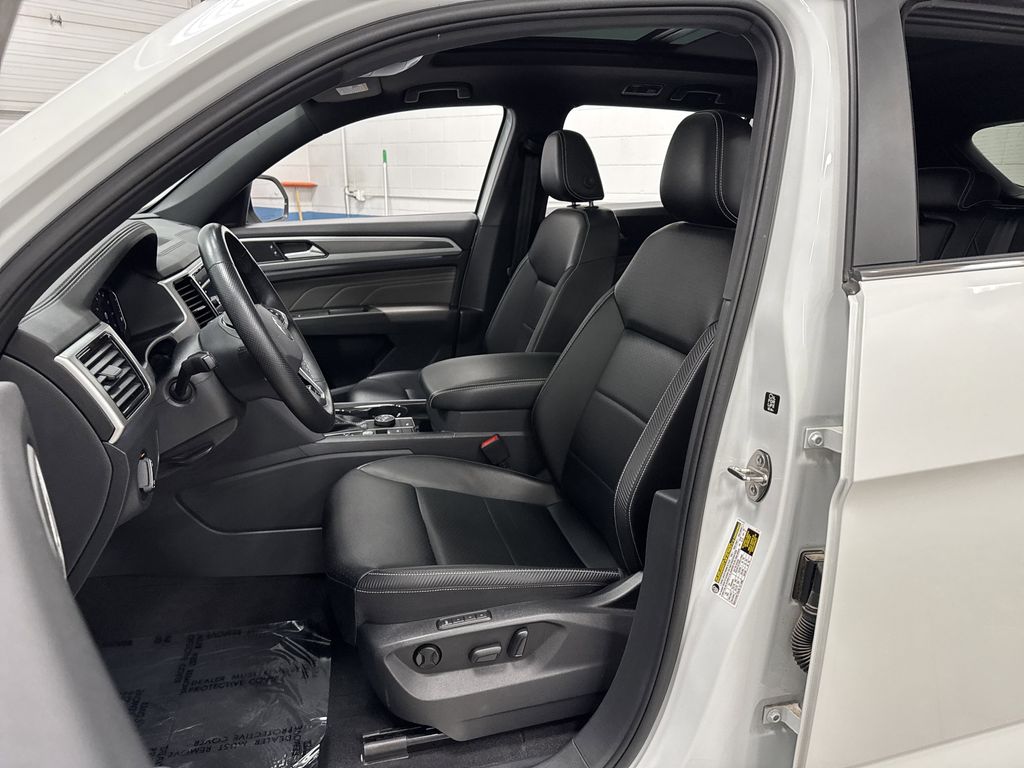 2022 Volkswagen Atlas Cross Sport V6 SEL R-Line photo 3