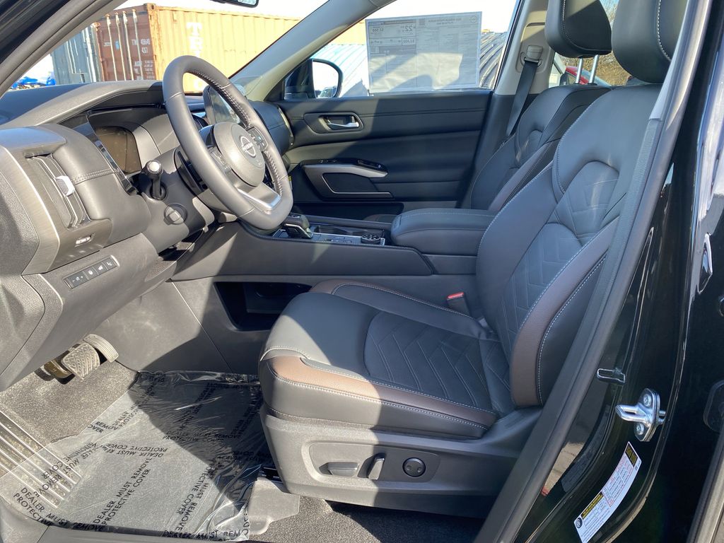 2025 Nissan Pathfinder Platinum photo 4