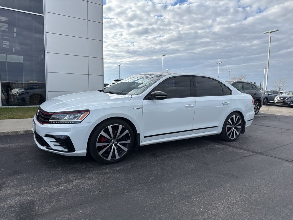 2018 Volkswagen Passat 3.6L GT photo 2