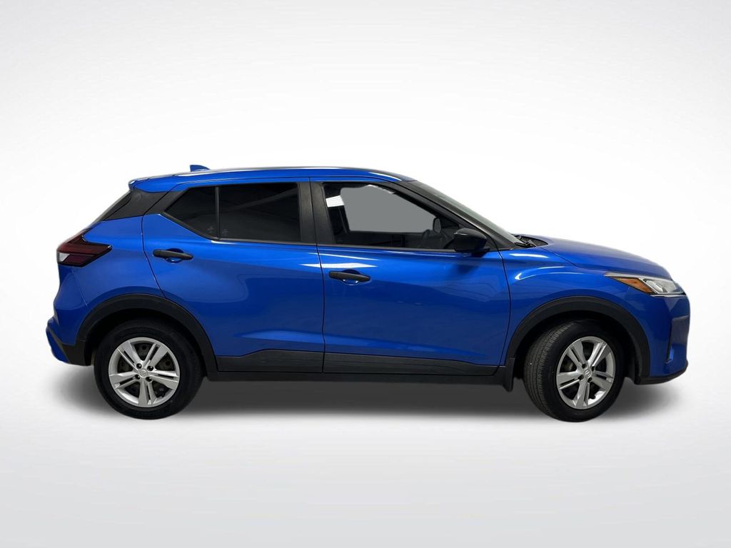 2021 Nissan Kicks S photo 2