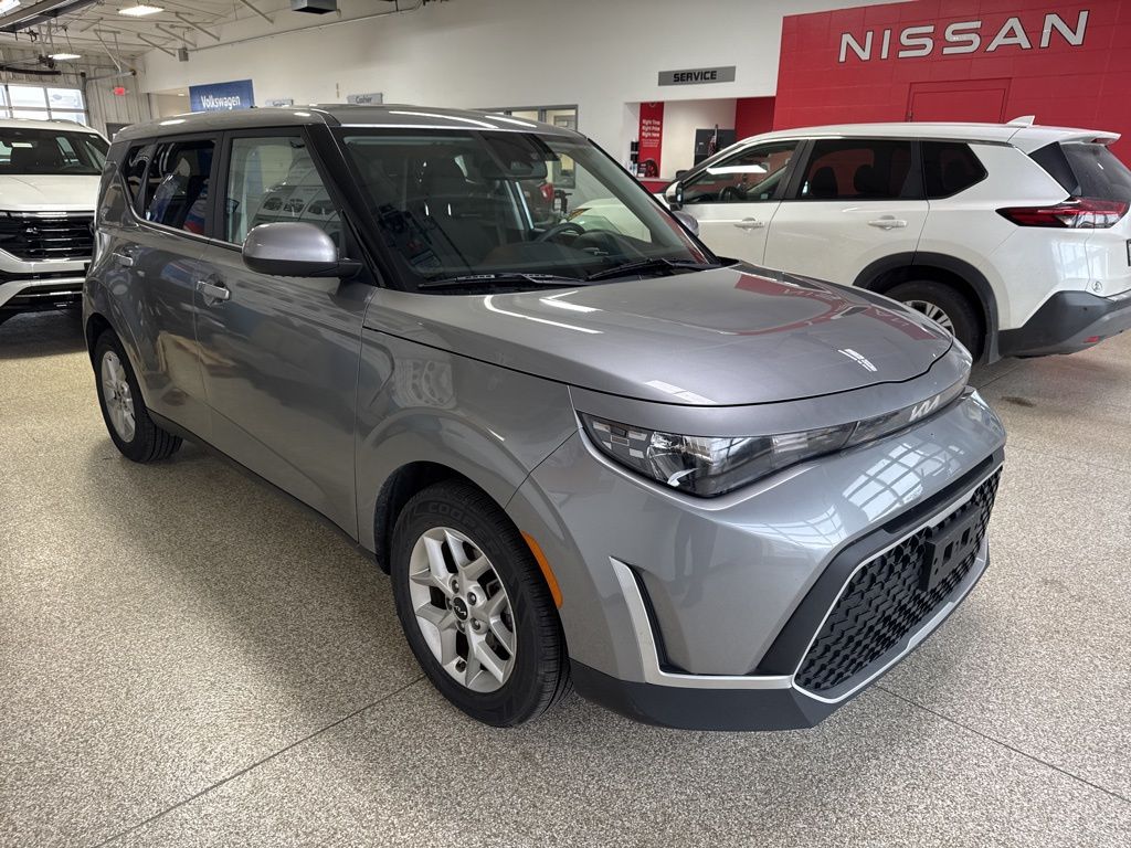 2023 Kia Soul LX's photo