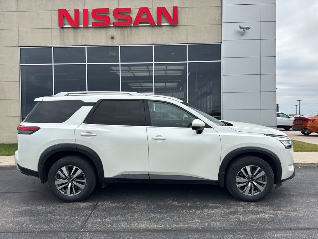 2022 Nissan Pathfinder SL photo 2