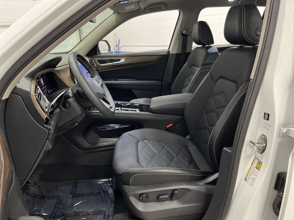 2024 Volkswagen Atlas SE Technology photo 2