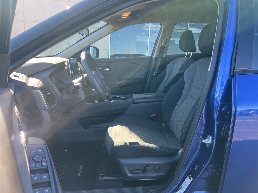 2021 Nissan Rogue SV photo 4