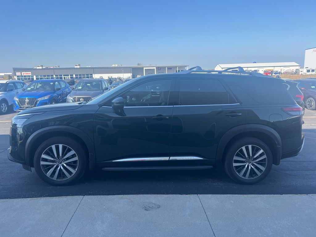 2022 Nissan Pathfinder Platinum photo 3