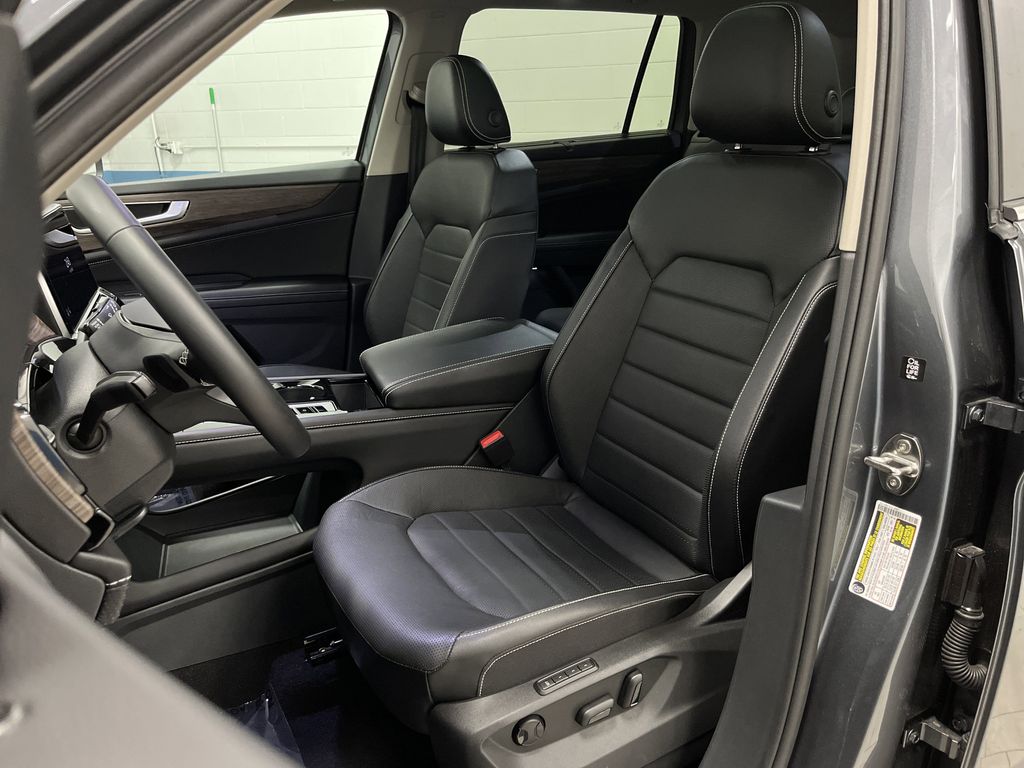 2024 Volkswagen Atlas SEL photo 4