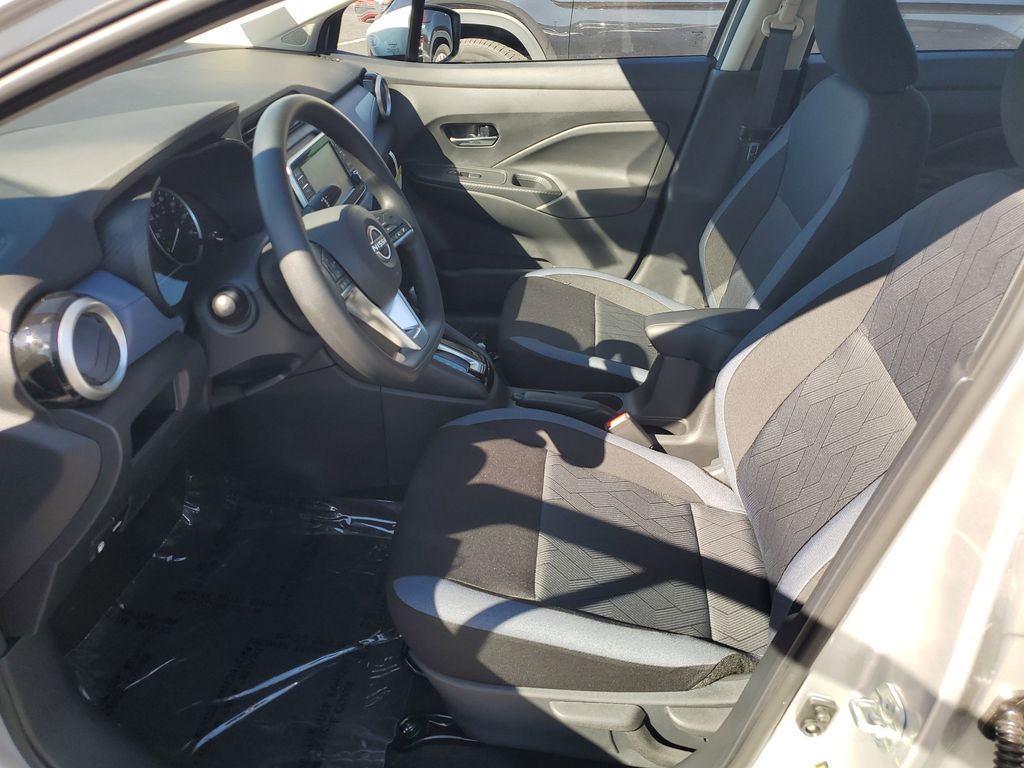 2025 Nissan Versa 1.6 SV photo 4