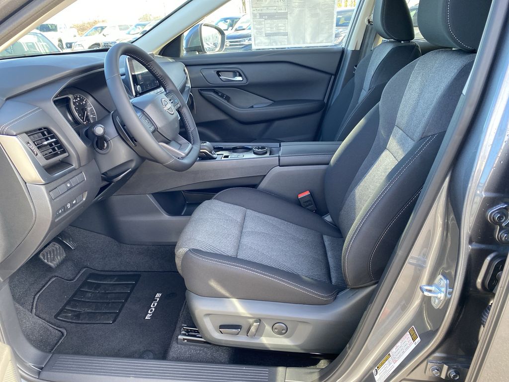 2026 Nissan Rogue SV photo 4