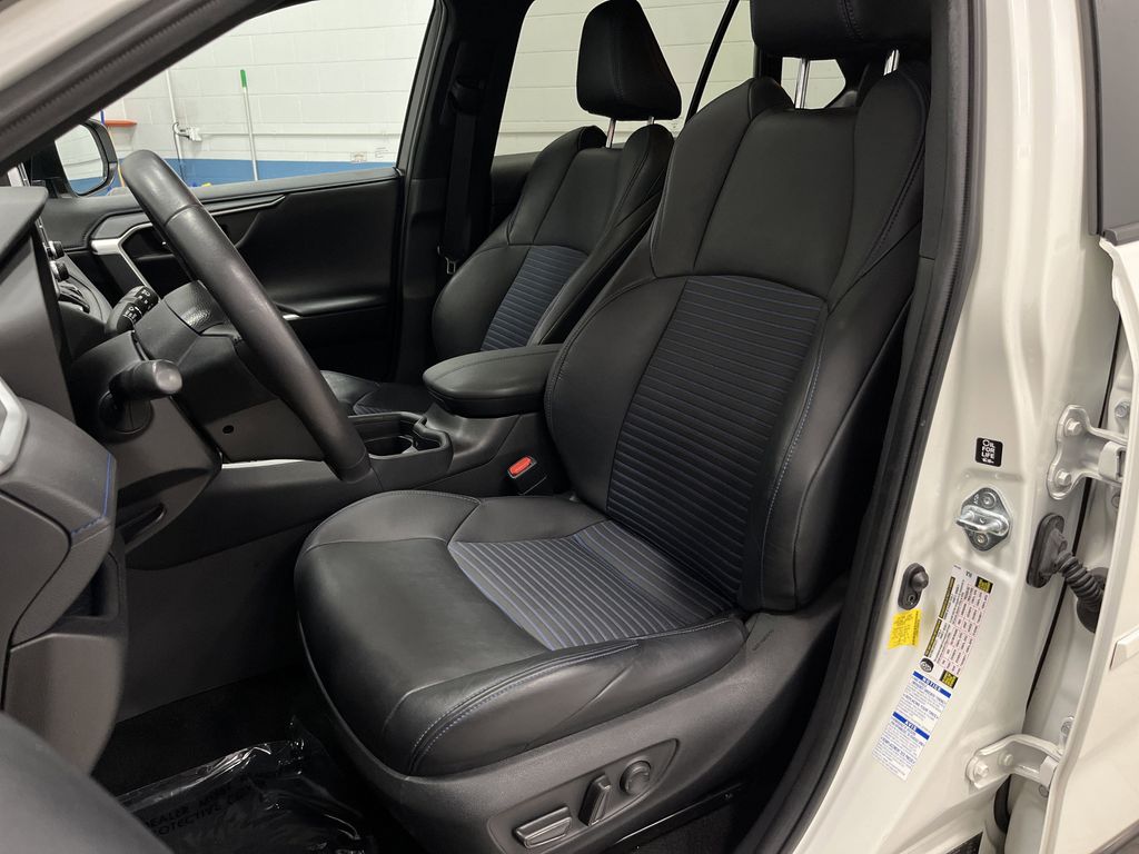 2021 Toyota RAV4 Hybrid XSE photo 3