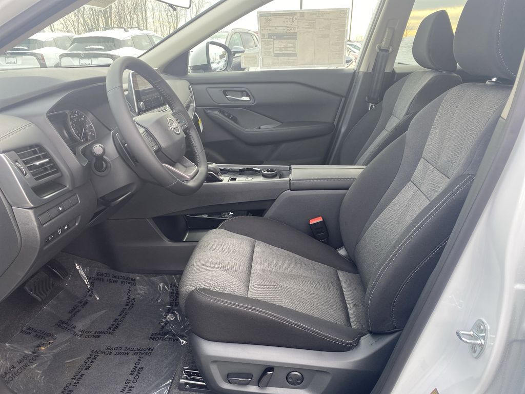 2026 Nissan Rogue SV photo 2