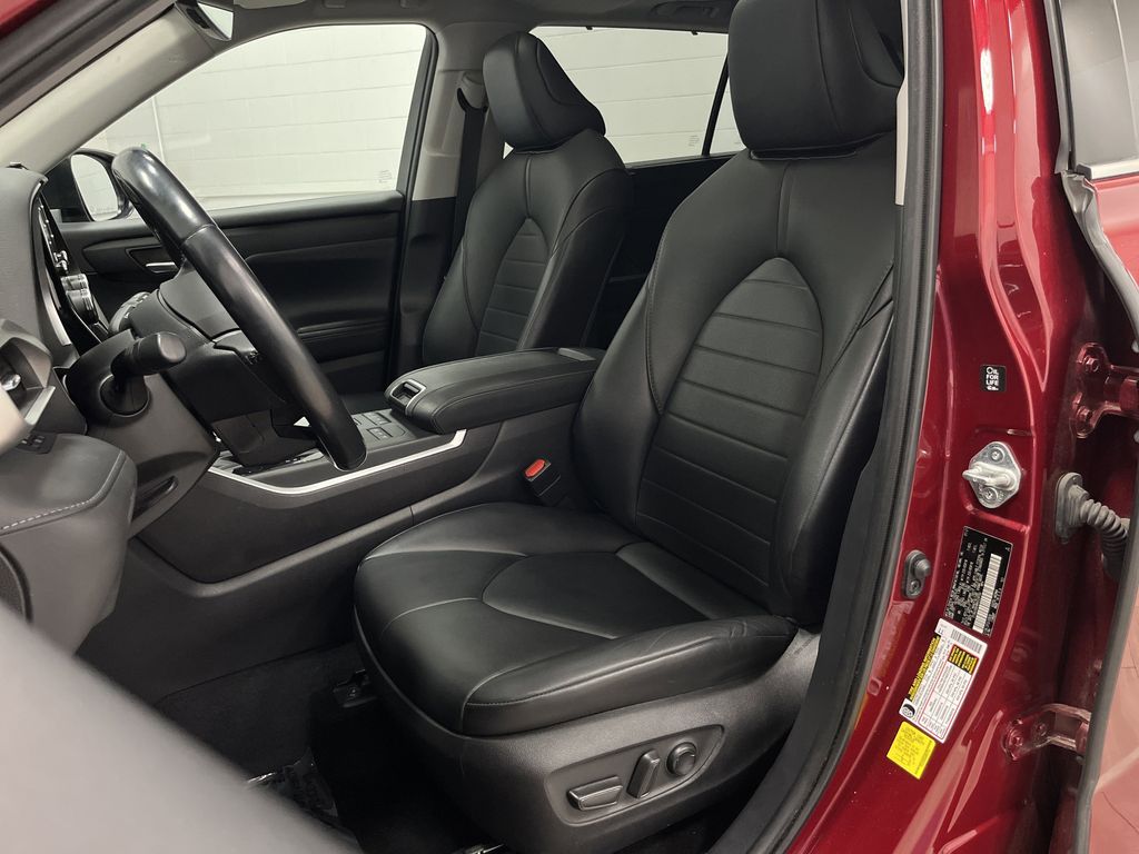 2021 Toyota Highlander XLE photo 4