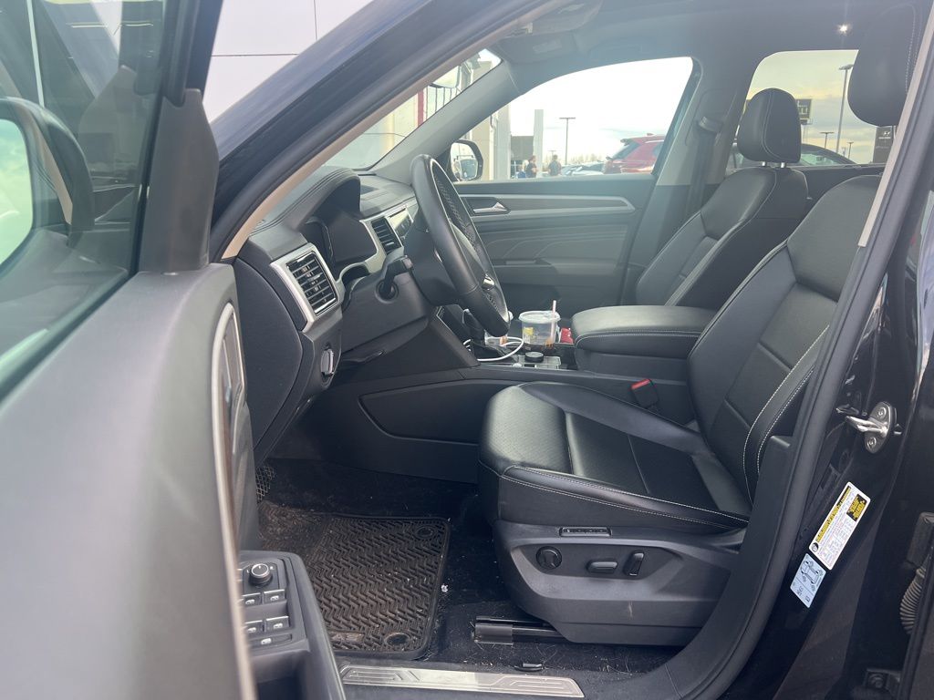 2021 Volkswagen Atlas SEL photo 2