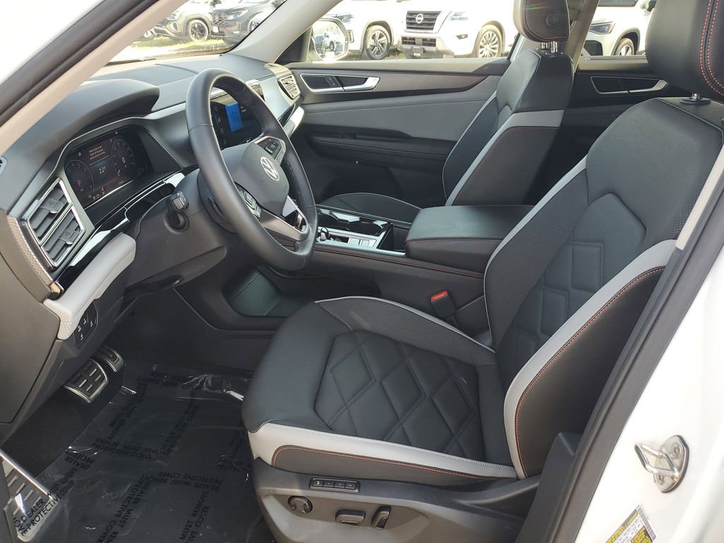2024 Volkswagen Atlas Peak Edition SEL photo 4