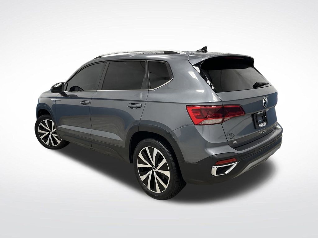 2022 Volkswagen Taos SE photo 2
