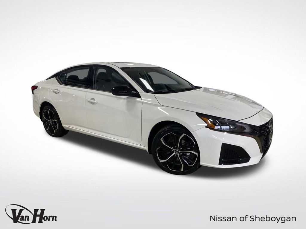 2025 Nissan Altima SR's photo