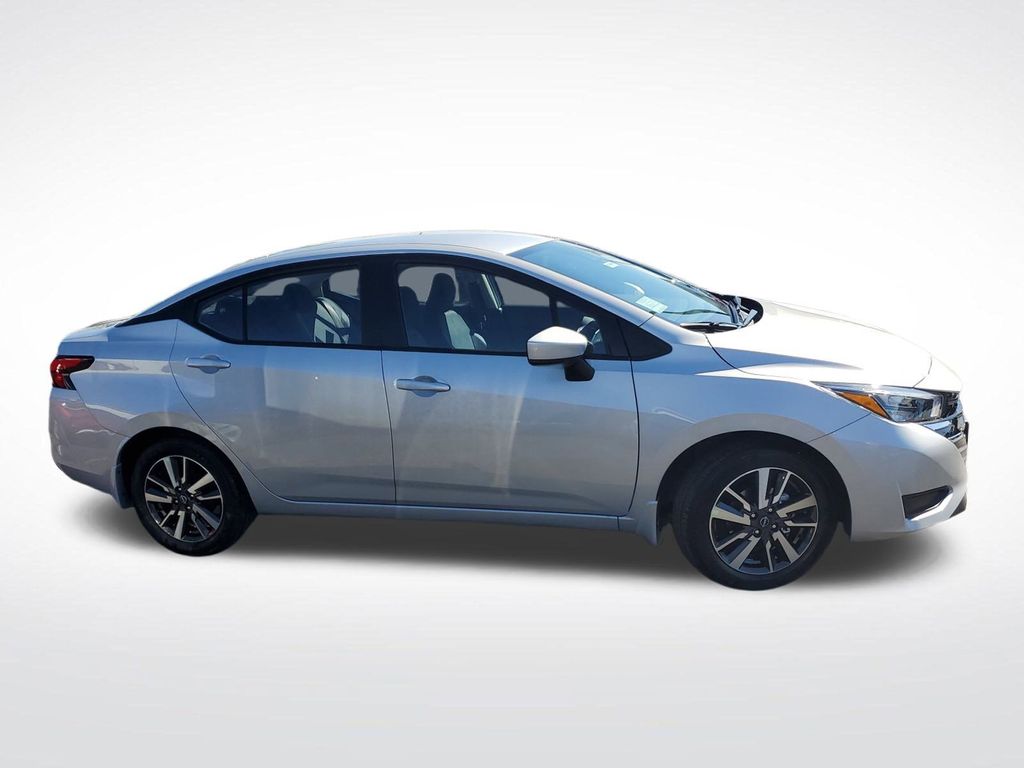 2025 Nissan Versa 1.6 SV photo 2