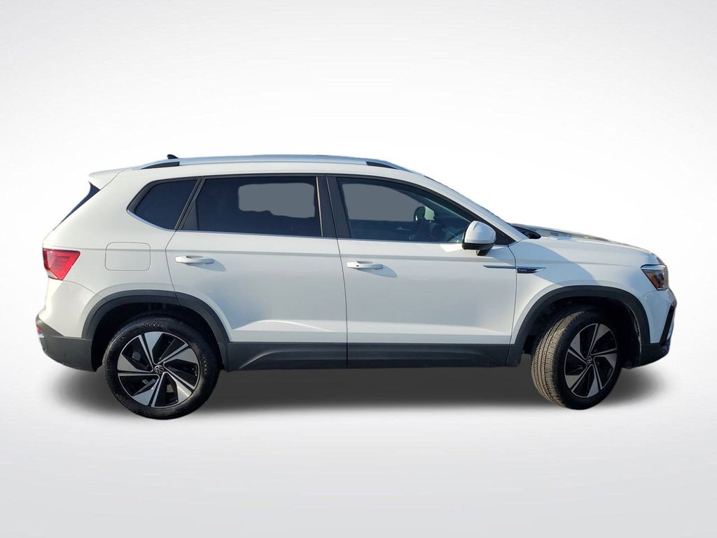 2024 Volkswagen Taos SE photo 2